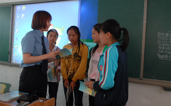 河南原阳:为学生上“知法铭心智,守法护青春”主题法治课